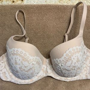 Victoria’s Secret Body by Victoria 36D bra smooth with lace accent